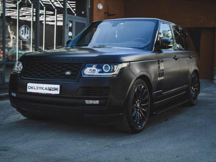 Range Rover оклейка в черный матовый полиуретан, детейлинг салона