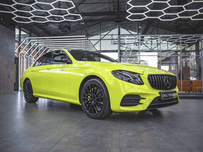 Mercedes-Benz E-Class оклейка в виниловую пленку SunMax (355, Coral Yellow Green), стайлинг