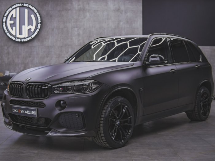 BMW X5 цветная оклейка в черную матовую виниловую пленку 