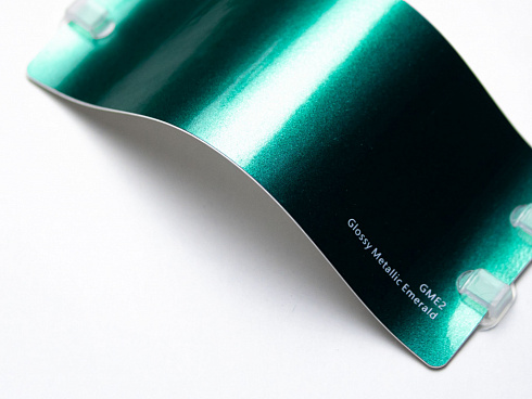 Виниловая плёнка IRISTEK Glossy Metallic Emerald (изумрудный зеленый), глянцевая, GME2, 1,52×17,5 м